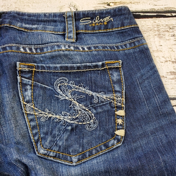 Silver jeans cuffed capri. Tuesday size 30/33. Excellent condition. - Picture 8 of 9